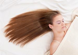 横浜の美容院で前髪カットの施術を受ける